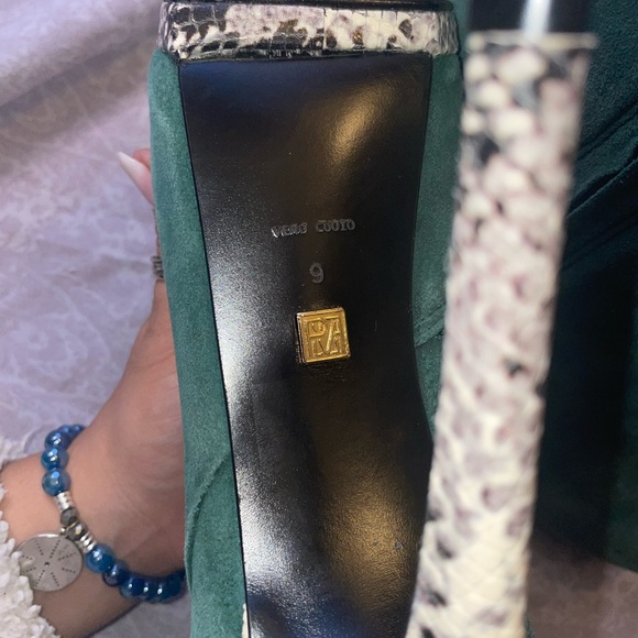 Pour La Victoire Green Suede Snakeskin Heel Platform Booties Size 9 EUC - Picture 12 of 13